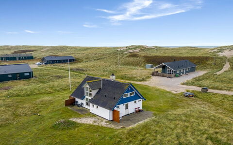 Eringisl - 50M from the Sea: Schwimmbad, Gebirge, Eco Hotel, Resort, Estate, Senke, Villa, Landscaping, Ferienort, Hinterhof