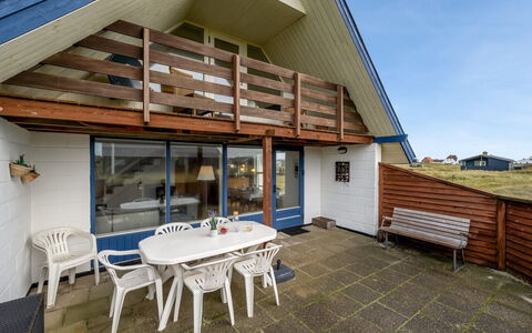 Eringisl - 50M from the Sea: Schwimmbad, Gebirge, Eco Hotel, Resort, Estate, Senke, Villa, Landscaping, Ferienort, Hinterhof