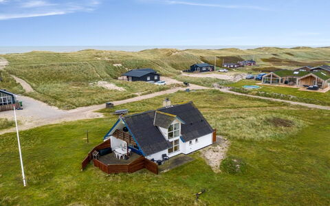 Eringisl - 50M from the Sea: Schwimmbad, Gebirge, Eco Hotel, Resort, Estate, Senke, Villa, Landscaping, Ferienort, Hinterhof