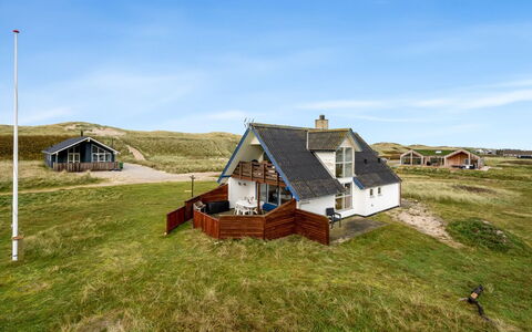 Eringisl - 50M from the Sea: Schwimmbad, Gebirge, Eco Hotel, Resort, Estate, Senke, Villa, Landscaping, Ferienort, Hinterhof