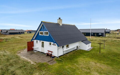 Eringisl - 50M from the Sea: Schwimmbad, Gebirge, Eco Hotel, Resort, Estate, Senke, Villa, Landscaping, Ferienort, Hinterhof