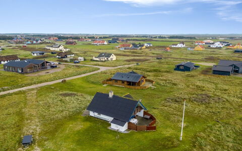 Eringisl - 50M from the Sea: Schwimmbad, Gebirge, Eco Hotel, Resort, Estate, Senke, Villa, Landscaping, Ferienort, Hinterhof