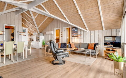 Doris - 150M from the Sea: Interior Design, Holz, Flooring, Holzboden, Decke, Fussboden, Möbel, Wohnzimmer, Laminatboden, Zuhause