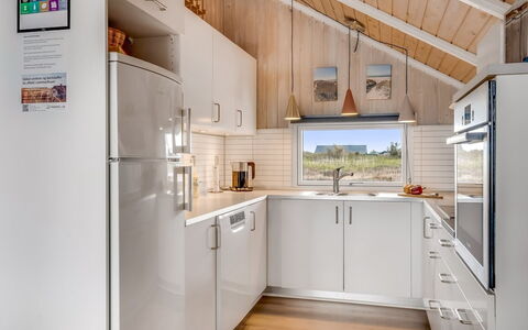 Doris - 150M from the Sea: Küche, Küchengerät, Interior Design, Holz, Countertop, Major Appliance, Decke, Flooring, Möbel, Haushaltsgerät