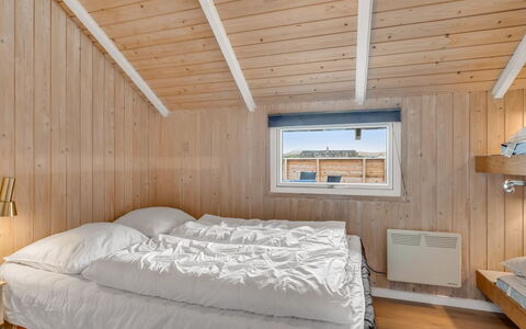 Doris - 150M from the Sea: Holz, Schlafzimmer, Bedding, Hartholz, Holzbeize, Decke, Planke, Einfrieren, Winter, Bett