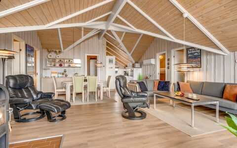 Doris - 150M from the Sea: Holz, Decke, Interior Design, Flooring, Fussboden, Möbel, Wohnzimmer, Couch, Holzboden, Zuhause