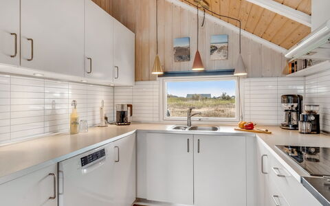 Doris - 150M from the Sea: Holz, Küche, Flooring, Interior Design, Countertop, Küchengerät, Decke, Zuhause, Haushaltsgerät, Fussboden