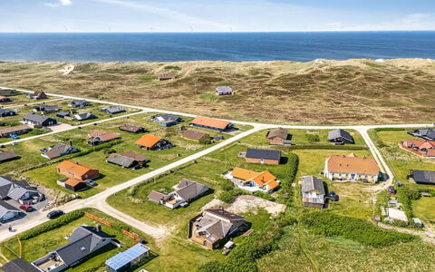 Arla - 200M from the Sea: Dach, Einfach, Grundstueck, Ländliches Gebiet, Zuhause, Estate, Feld, Hütte, Rasen, Vorort