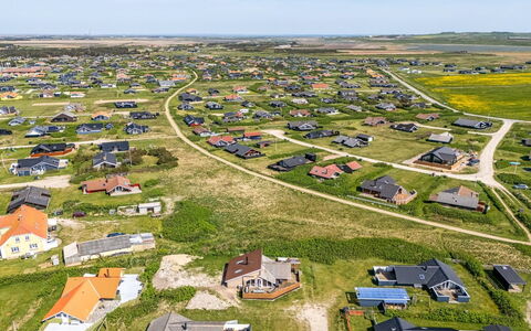 Arla - 200M from the Sea: Dach, Einfach, Grundstueck, Ländliches Gebiet, Zuhause, Estate, Feld, Hütte, Rasen, Vorort