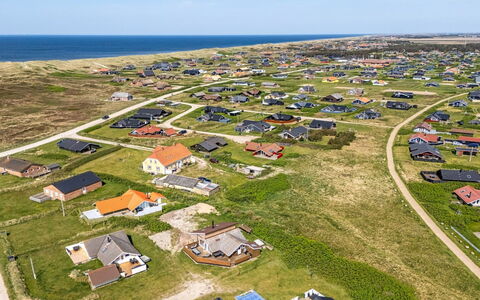 Arla - 200M from the Sea: Dach, Einfach, Grundstueck, Ländliches Gebiet, Zuhause, Estate, Feld, Hütte, Rasen, Vorort