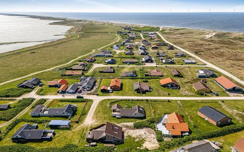 Arla - 200M from the Sea: Dach, Einfach, Grundstueck, Ländliches Gebiet, Zuhause, Estate, Feld, Hütte, Rasen, Vorort