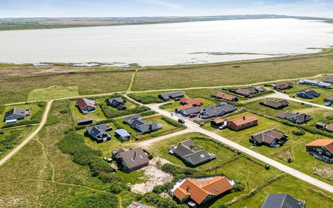 Arla - 200M from the Sea: Dach, Einfach, Grundstueck, Ländliches Gebiet, Zuhause, Estate, Feld, Hütte, Rasen, Vorort