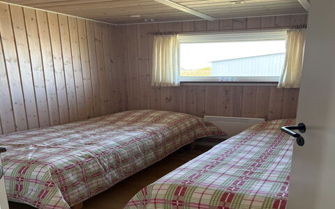 Cristine - 400M from the Sea: Holz, Fussboden, Flooring, Interior Design, Schlafzimmer, Zimmer, Holzbeize, Hartholz, Bett, Decke
