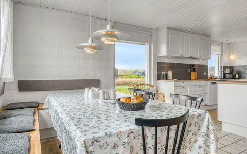 Gudmand - 200M from the Sea: Flooring, Holz, Küche, Interior Design, Möbel, Fussboden, Countertop, Beleuchtung, Decke, Zuhause