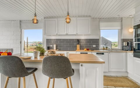 Gudmand - 200M from the Sea: Küche, Countertop, Flooring, Holz, Möbel, Cabinetry, Fussboden, Küchengerät, Interior Design, Decke