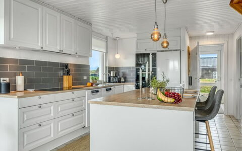 Gudmand - 200M from the Sea: Küche, Flooring, Countertop, Cabinetry, Küchengerät, Fliese, Herd, Haushaltsgerät, Major Appliance, Herd