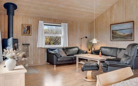 Sofja - 150M from the Sea: Möbel, Holz, Interior Design, Decke, Couch, Wohnzimmer, Zimmer, Flooring, Zuhause, Fussboden