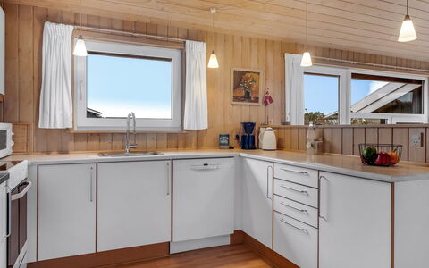 Sofja - 150M from the Sea: Flooring, Küche, Küchengerät, Holz, Countertop, Interior Design, Fussboden, Decke, Holzboden, Major Appliance