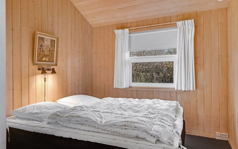 Sofja - 150M from the Sea: Bett, Schlafzimmer, Bettdecke, Bedding, Holz, Interior Design, Möbel, Fussboden, Flooring, Decke