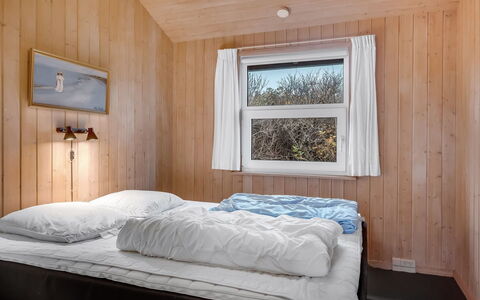 Sofja - 150M from the Sea: Bett, Schlafzimmer, Bettdecke, Holz, Bedding, Interior Design, Möbel, Fussboden, Flooring, Bettrahmen