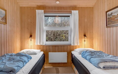 Sofja - 150M from the Sea: Schlafzimmer, Bett, Holz, Bettdecke, Bedding, Interior Design, Bettrahmen, Decke, Fussboden, Zimmer