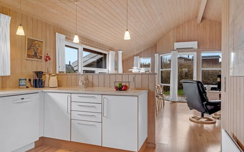 Sofja - 150M from the Sea: Interior Design, Küche, Holz, Flooring, Decke, Möbel, Countertop, Light Fixture, Fussboden, Holzboden