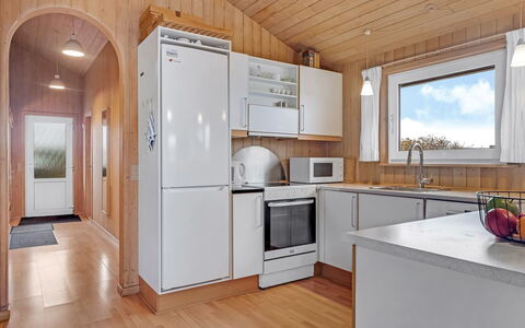 Sofja - 150M from the Sea: Holz, Küchengerät, Flooring, Küche, Major Appliance, Decke, Fussboden, Interior Design, Countertop, Zimmer