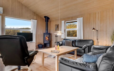 Sofja - 150M from the Sea: Holz, Zuhause, Möbel, Wohnzimmer, Decke, Hütte, Zimmer, Couch, Hartholz