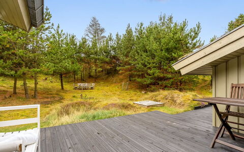 Hereth - 700M from the Sea: Holz, Planke, Hartholz, Deck, Holzbeize, Hütte, Abstellgleis, Holzboden, Schatten, Veranda