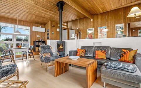 Hereth - 700M from the Sea: Flooring, Interior Design, Fussboden, Holz, Decke, Möbel, Holzboden, Couch, Wohnzimmer, Zimmer