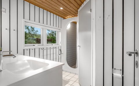 Hereth - 700M from the Sea: Flooring, Interior Design, Decke, Fussboden, Armatur, Installation, Zimmer, Badezimmer, Light Fixture, Zapfhahn