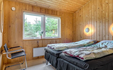 Hereth - 700M from the Sea: Holz, Schlafzimmer, Decke, Zuhause, Bedding, Bett, Einfrieren, Bettdecke, Bettrahmen, Holzbeize