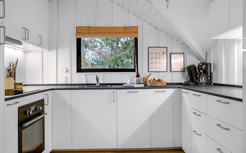 Ejla - 600M from the Sea: Küche, Küchengerät, Countertop, Holz, Flooring, Interior Design, Major Appliance, Cabinetry, Decke, Zuhause
