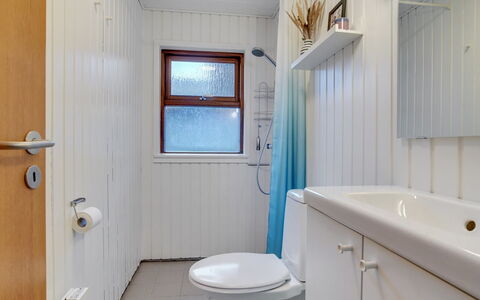 Jobst - 150M from the Sea: Armatur, Flooring, Badezimmer, Fussboden, Bad Sink, Sinken, Interior Design, Decke, Toilette, Zapfhahn
