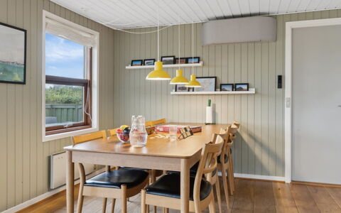 Jobst - 150M from the Sea: Möbel, Interior Design, Flooring, Holz, Decke, Fussboden, Küche & Esszimmer Tisch, Tabelle, Esszimmer, Light Fixture