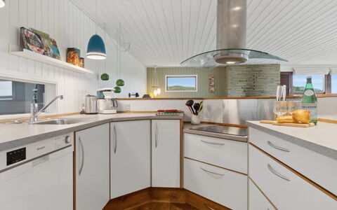 Jobst - 150M from the Sea: Holz, Flooring, Interior Design, Countertop, Decke, Küche, Armatur, Fussboden, Cabinetry, Sinken