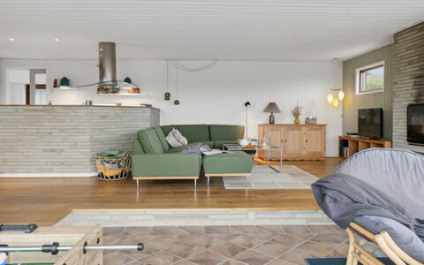 Jobst - 150M from the Sea: Möbel, Flooring, Interior Design, Fussboden, Holz, Couch, Wohnzimmer, Decke, Light Fixture, Beleuchtung