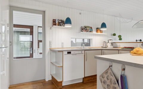 Jobst - 150M from the Sea: Flooring, Holz, Interior Design, Küche, Countertop, Decke, Fussboden, Möbel, Cabinetry, Zimmer