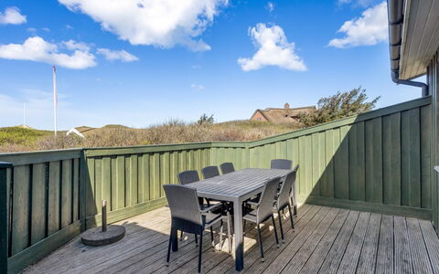 Jobst - 150M from the Sea: Holz, Planke, Hartholz, Deck, Veranda, Holzboden, Holzbeize, Zaun, Schatten, Eco Hotel