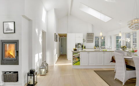 Amine - 700M from the Sea: Flooring, Interior Design, Decke, Möbel, Fussboden, Holzboden, Zuhause, Light Fixture, Zimmer, Wohnzimmer