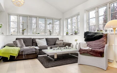 Amine - 700M from the Sea: Möbel, Interior Design, Couch, Flooring, Fussboden, Wohnzimmer, Holz, Holzboden, Zuhause, Wohnung