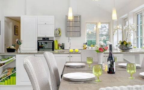 Amine - 700M from the Sea: Möbel, Interior Design, Küche, Light Fixture, Flooring, Zuhause, Decke, Countertop, Beleuchtung, Stuhl