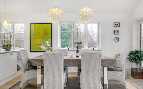Amine - 700M from the Sea: Möbel, Interior Design, Stuhl, Leuchter, Light Fixture, Esszimmer, Flooring, Holz, Decke, Küche & Esszimmer Tisch