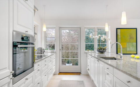 Amine - 700M from the Sea: Küche, Interior Design, Countertop, Flooring, Fussboden, Holz, Möbel, Decke, Cabinetry, Beleuchtung
