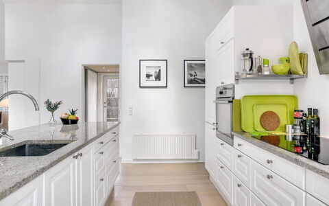 Amine - 700M from the Sea: Küche, Countertop, Küchengerät, Cabinetry, Interior Design, Flooring, Möbel, Major Appliance, Fussboden, Schublade