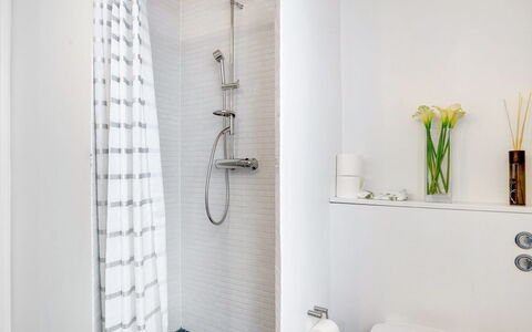 Amine - 700M from the Sea: Badezimmer, Wand, Flooring, Interior Design, Fussboden, Armatur, Toilette, Installation, Zimmer, Zuhause