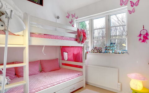 Amine - 700M from the Sea: Möbel, Interior Design, Etagenbett, Schlafzimmer, Bett, Zuhause, Textil, Fussboden, Zimmer, Flooring