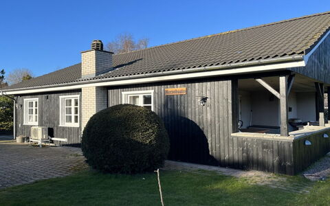 Annegret - 250M from the Sea: Gras, Haus, Dach, Zuhause, Hütte, Strauch, Grundstueck, Ländliches Gebiet, Bauernhaus, Ground