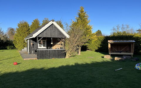Annegret - 250M from the Sea: Gras, Haus, Dach, Zuhause, Hütte, Strauch, Grundstueck, Ländliches Gebiet, Bauernhaus, Ground