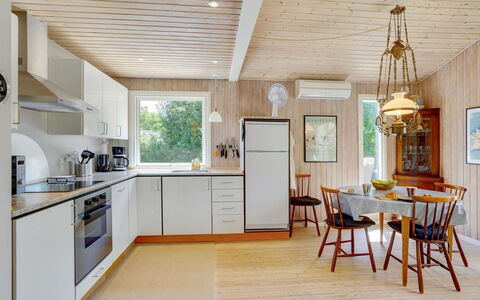 Mile - 260M from the Sea: Interior Design, Flooring, Küche, Möbel, Holz, Decke, Countertop, Fussboden, Light Fixture, Küchengerät